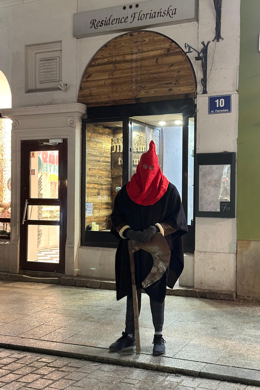 Kraków: Guided Tour of the Torture Museum - Accessibility, language, and group size