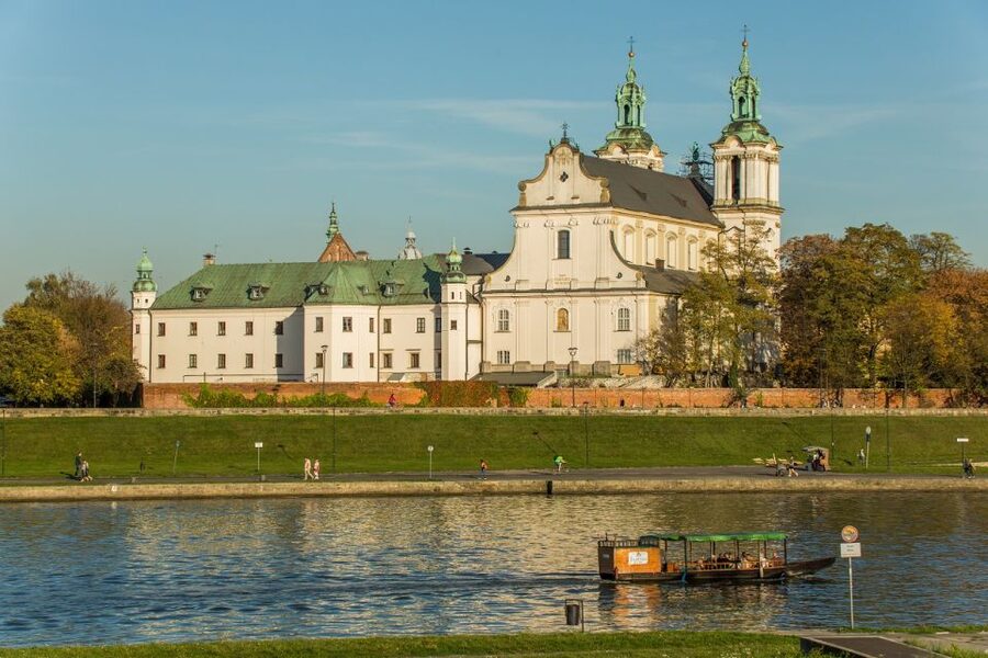 Krakow: Guided Wawel Tour, Lunch, and Vistula River Cruise - Dress properly for the cathedral