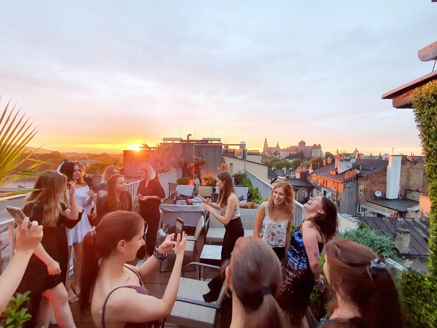 Krakow: Hidden Rooftop Bar Reservation with 1 Cocktail - A small terrace with a relaxed mood