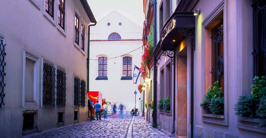 Krakow: Jewish Quarter and Former Ghetto Tour by Golf Cart - The short ride into Podgórze