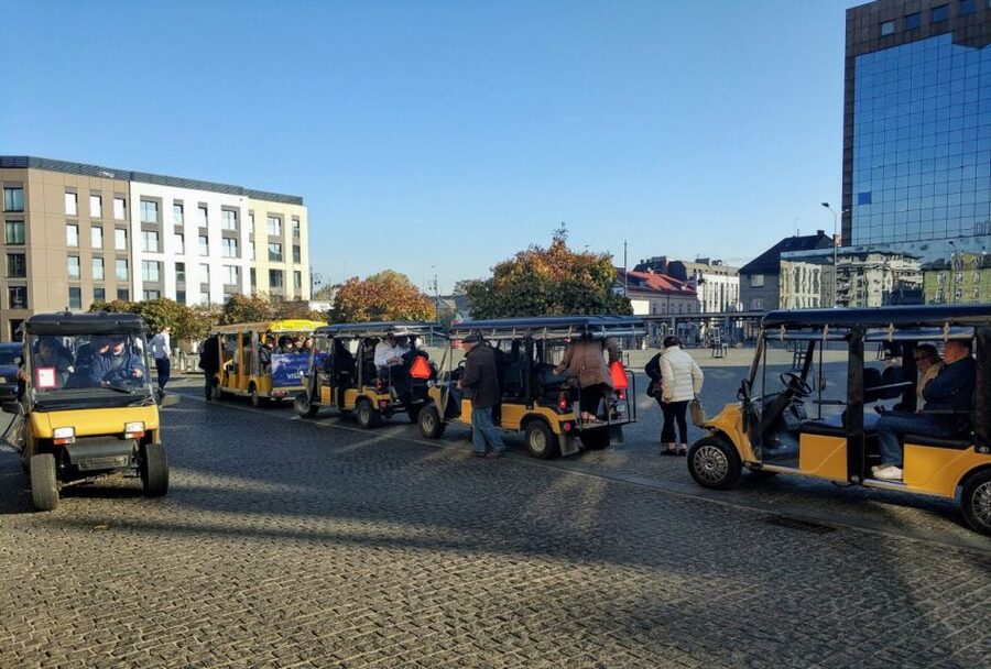 Krakow: Jewish Quarter and Ghetto Sightseeing Golf Cart Tour - Audio commentary and the driver