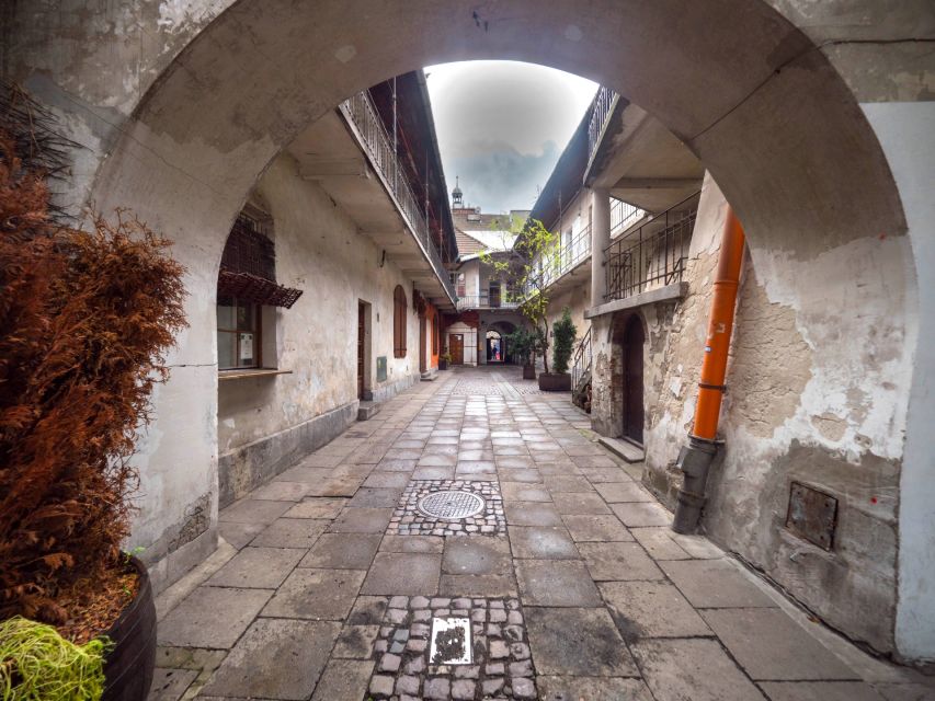 Krakow: Jewish Quarter Guided Walking Tour - The walking conditions and daily rhythm