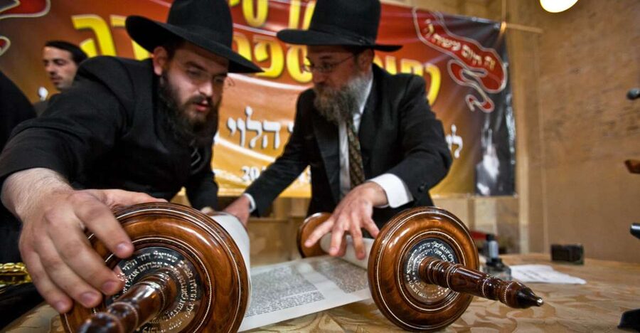 Krakow: Kazimierz Jewish District Private Guided Tour - Remu Synagogue and its old cemetery