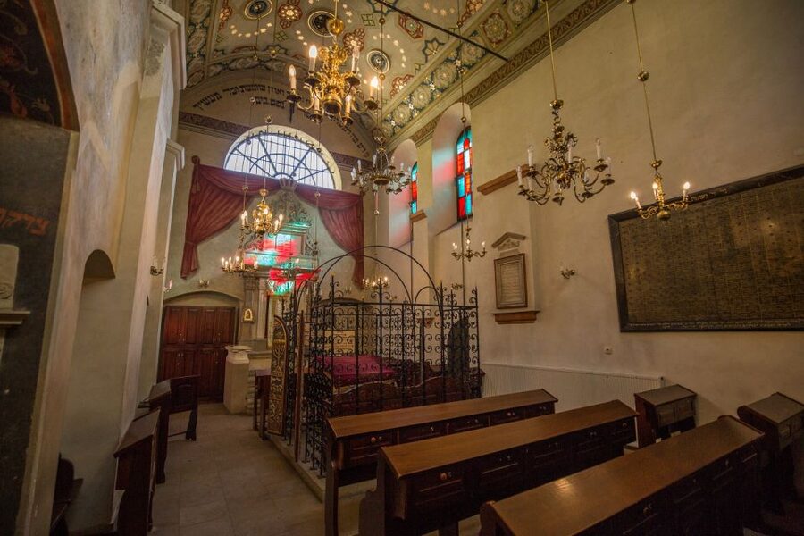 Krakow: Kazimierz Jewish Quarter Guided Walking Tour - Szeroka Street and the heart of old Jewish Kazimierz