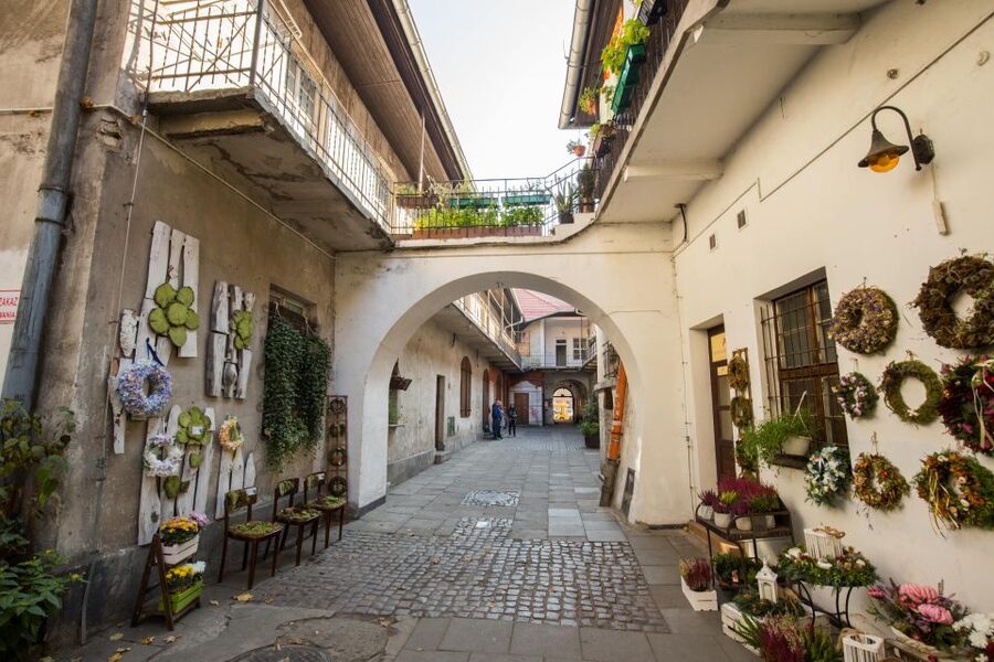 Krakow: Kazimierz Jewish Quarter Walking Tour - Why Kazimierz needs a guided walk