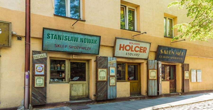 Krakow: Kazimierz Jewish Quarter Walking Tour - Hidden courtyards and the details between landmarks