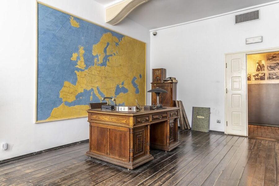 Krakow: Kazimierz, Schindler's Factory & Ghetto Guided Tour - Why the guide matters so much