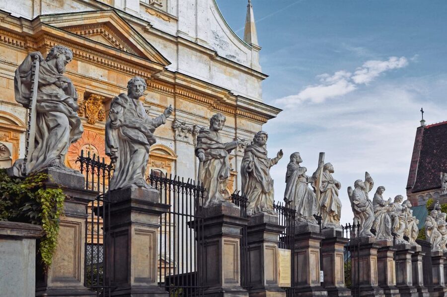 Krakow: Old Town Audio-Guided Walking Tour with Headset - Why this audio walk works well on a first morning