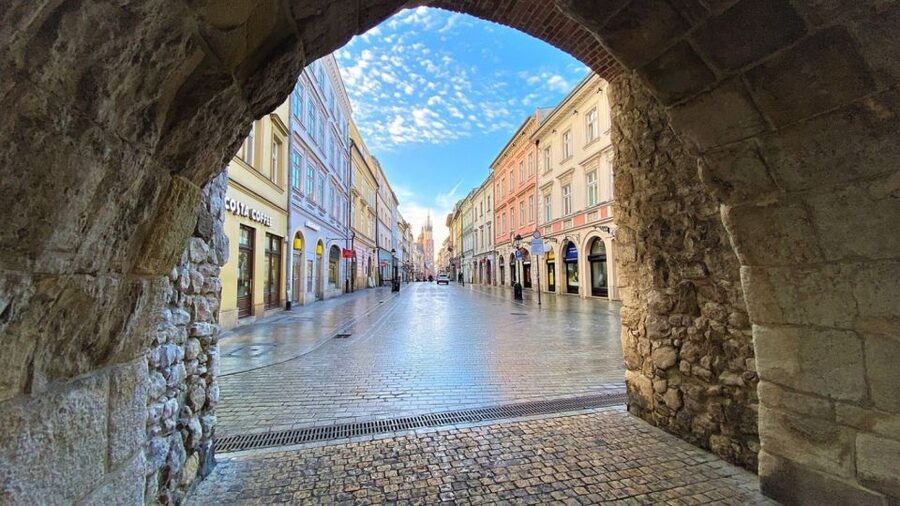 Krakow: Old Town Audioguided walking Tour - Szczepanski Square and Krakow’s prewar skyscraper