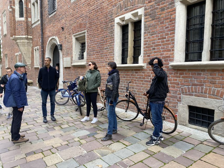Krakow: Old Town Bike Tour with a Guide - Pausing for the view of Wawel Castle