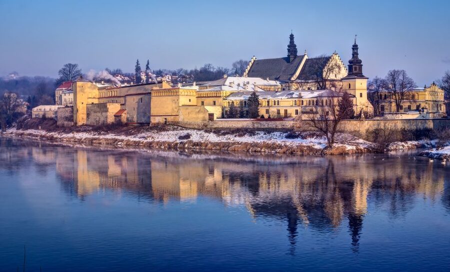 Krakow: Old Town Highlights Private Walking Tour - Wawel Hill and the royal castle courtyard