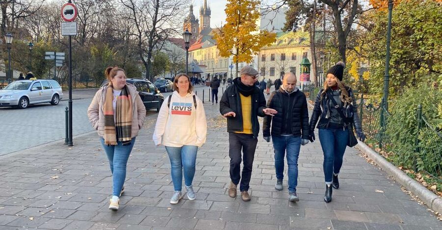 Krakow: Old Town Highlights Walking Tour - Reaching the 13th-century Main Market Square