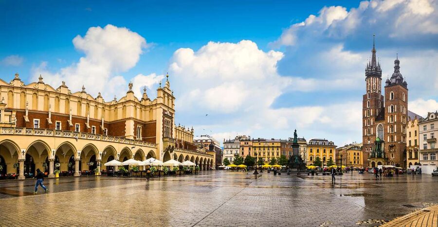 Krakow: Old Town Rynek Underground Entry and Guided Tour - Follow the archaeological displays and medieval remains