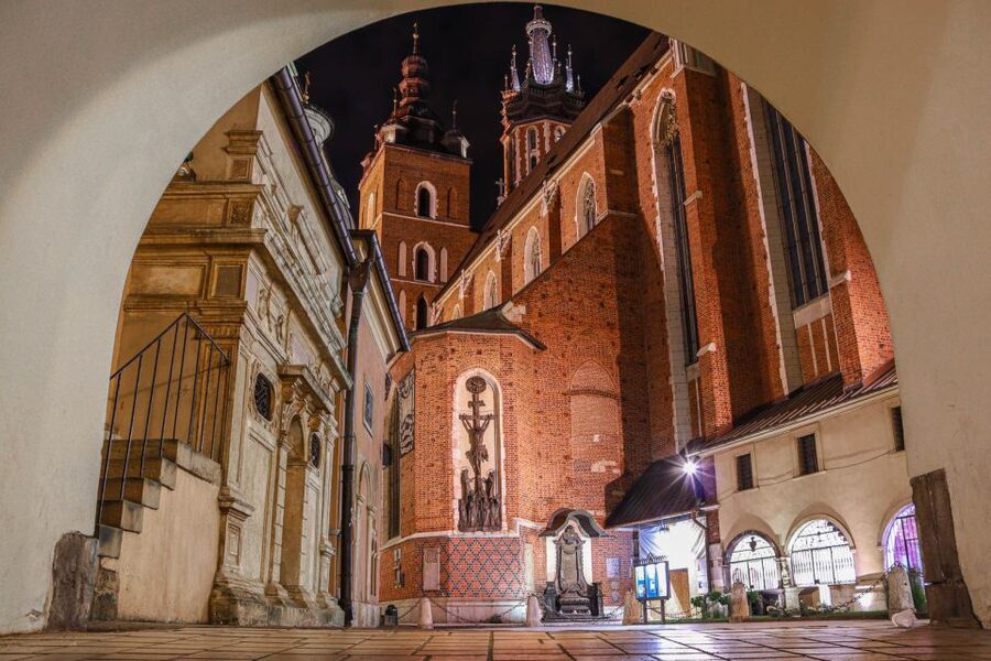 Kraków: Old Town & Wawel Castle Walking Tour in English - Key points at a glance