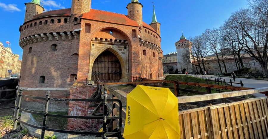 Kraków: Old Town & Wawel Castle Walking Tour in English - Main Market Square and the Cloth Hall