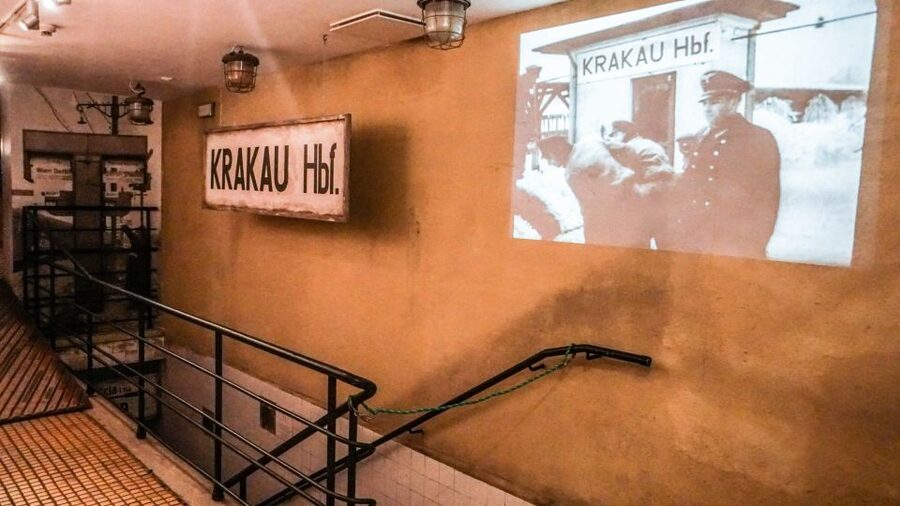 Krakow: Oskar Schindler's Factory Entry Ticket & Guided Tour - What the overall experience feels like