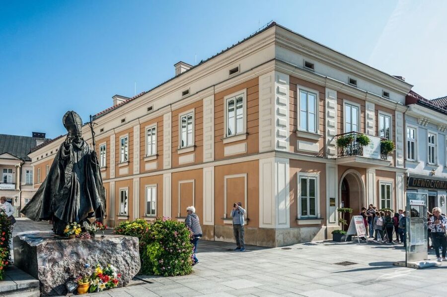 Krakow: Pope John Paul II Guided Tour with Home & Sanctuary - Free time in Wadowice: church, square, and kremowka