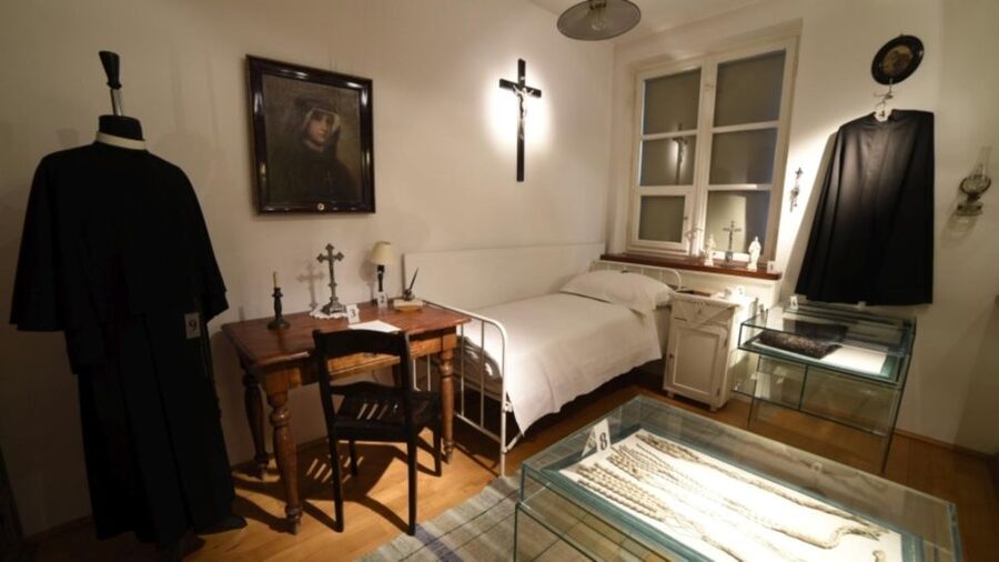 Krakow: Pope John Paul II Guided Tour with Home & Sanctuary - What the guiding is really like