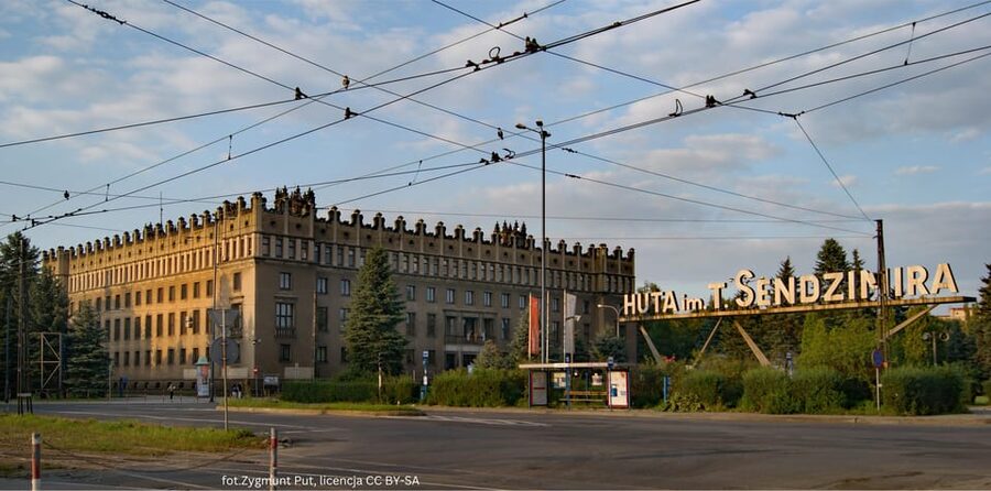 Krakow: Private Nowa Huta Adventure Tour in Communist Cars - The guides are the real engine of the experience