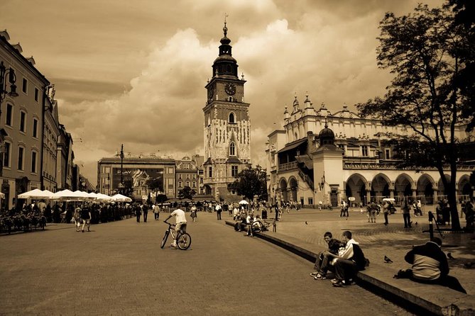 Krakow Private Walking Tour - Wawel Castle in a short half-hour stop