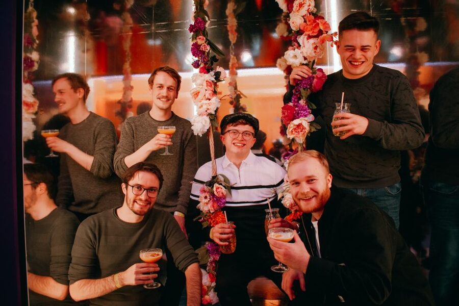 Krakow: Pub, Bar & Club Crawl - The first bar: one hour of free drinks and party games