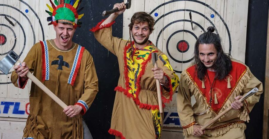 Kraków: Shurikens, Kunais, Knives, Tomahawks, Axes, Shooting - Practicing darts before the shooting range