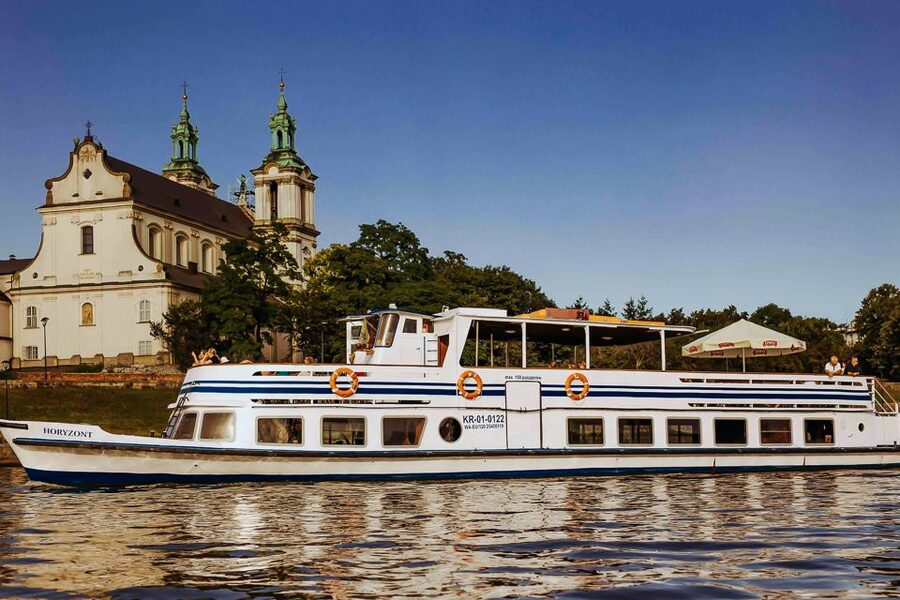 Krakow: Sightseeing Cruise by Vistula River - Choosing your seat and handling the weather