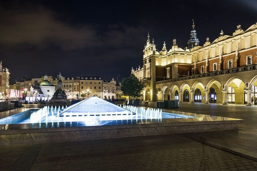 Krakow: Skip-the-Line Rynek Underground Museum Guided Tour - What the archaeological displays show you