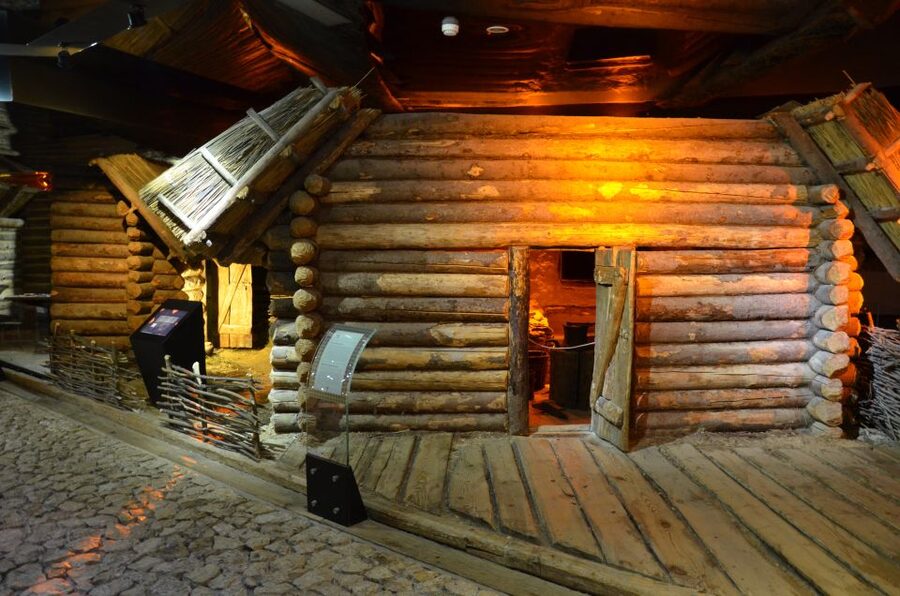 Krakow: Skip the Line Underground Museum and Old Town - From Market Square to the Royal Route