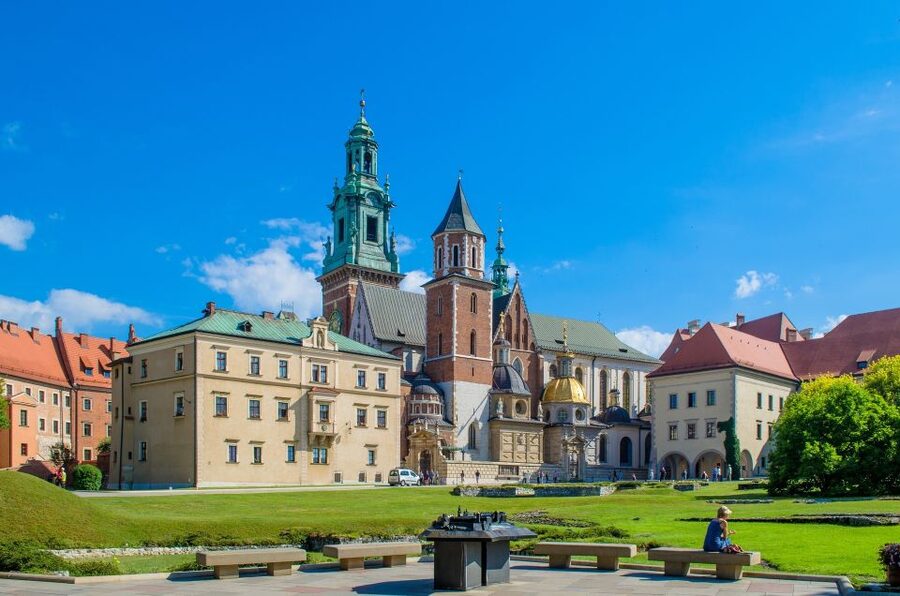 Krakow: Skip-the-Line Wawel Castle & Old Town Guided Tour - What the guides add