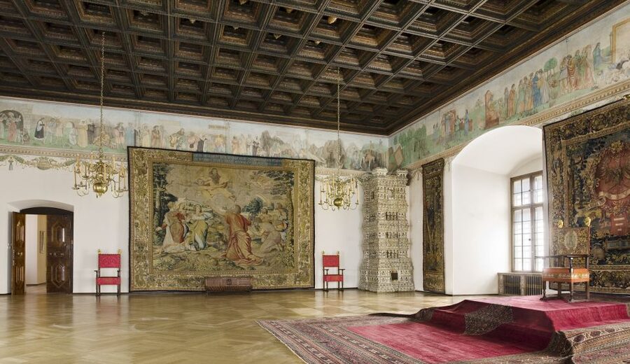 Krakow: Skip-the-Line Wawel Castle & Old Town Guided Tour - Walking demands and group-tour limits