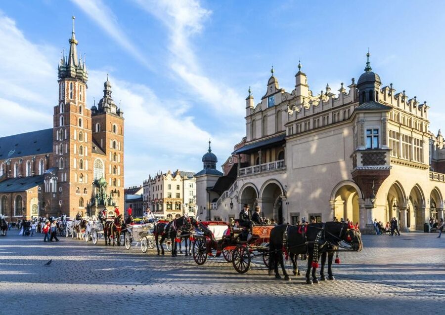 Krakow: St. Mary's Basilica visiting with short guided walk - Approaching Market Square and the two towers