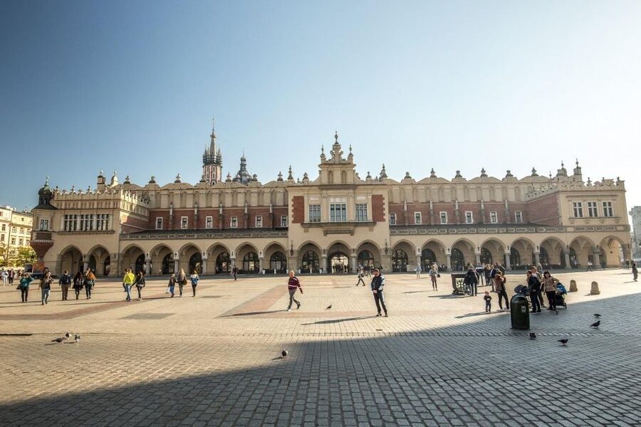 Krakow: St. Mary's Church and Rynek Underground Museum Tour - The Main Square’s trade, punishment, and royal drama