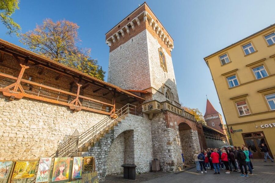Krakow: St. Mary's Church and Rynek Underground Museum Tour - The guides can shape the entire experience