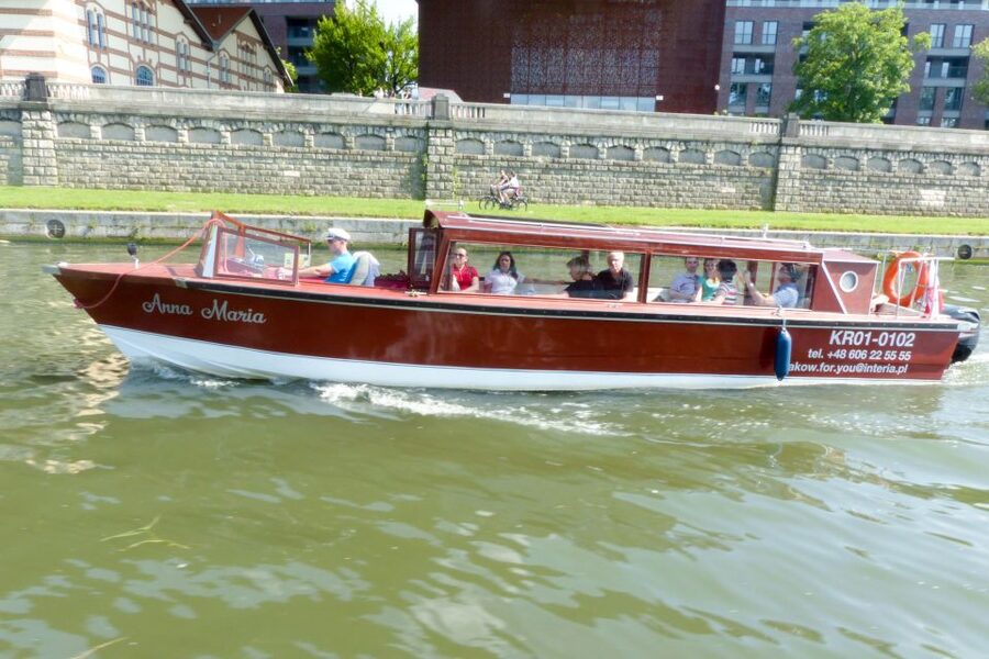 Krakow: Vistula River Cruise with Historical Views - Audio guide or live explanation?