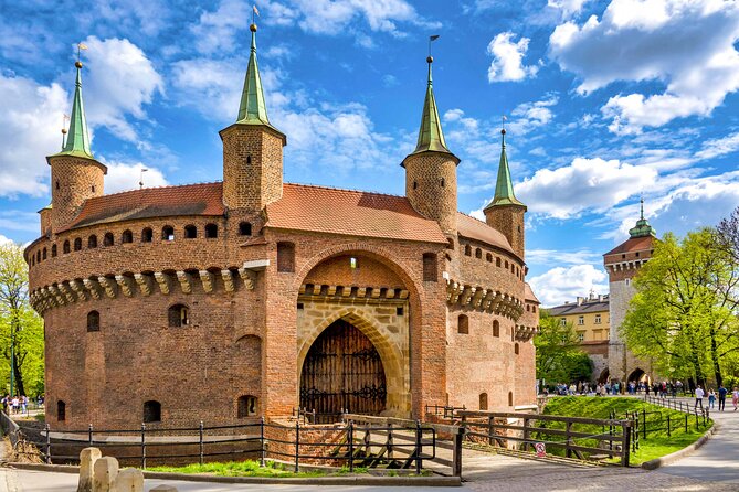 Krakow Walking Tour with Audioguide on Your Smartphone - Wawel Cathedral and the royal hill