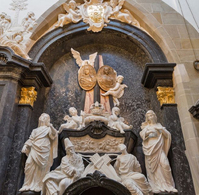Krakow: Wawel Castle and Cathedral Guided Tour - The crypts and the people remembered below