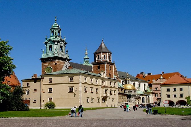 Krakow: Wawel Castle & Cathedral Guided Tour - Descending into the royal crypts