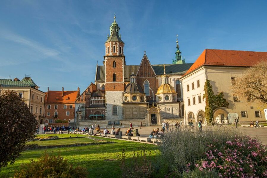 Krakow: Wawel Castle, Cathedral, Rynek Underground & Lunch - Flemish tapestries and Eastern treasures