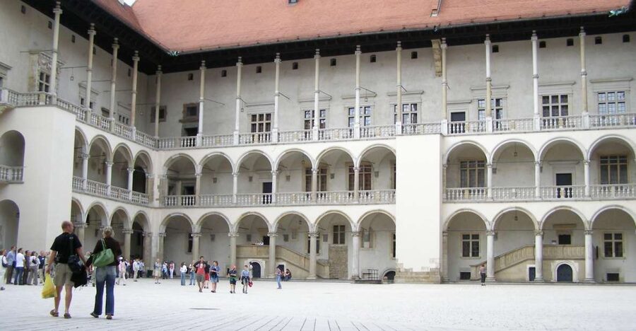 Krakow: Wawel Castle Guided Tour - Royal chambers and stories of Polish monarchs