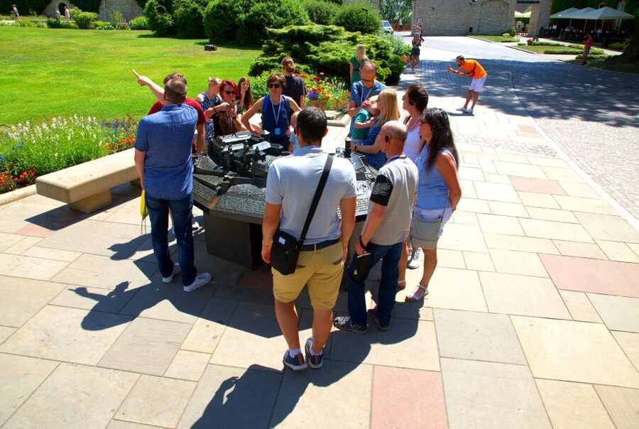 Krakow: Wawel Castle Guided Tour with Entry Tickets - Meeting at Kanonicza 25
