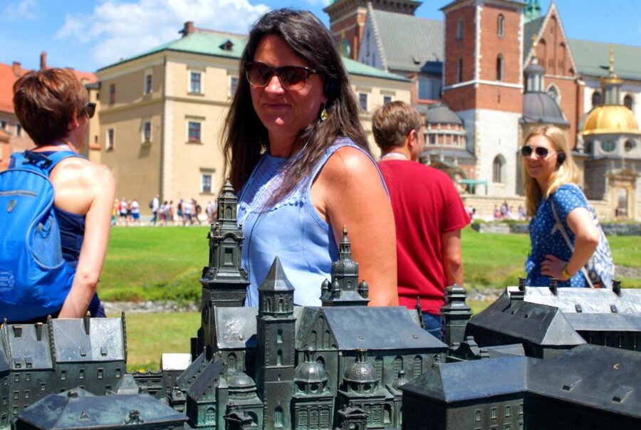 Krakow: Wawel Castle Guided Tour with Entry Tickets - What the Guide Adds