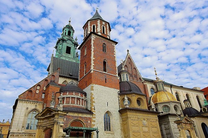 Krakow: Wawel Castle Guided Tour with Skip-The-Line Entry - Meeting the statue of John Paul II