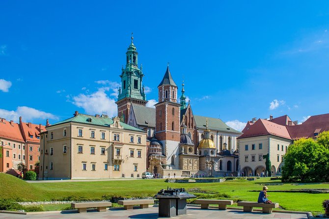 Krakow: Wawel Castle Guided Tour with Skip-The-Line Entry - The value of skip-the-line entry