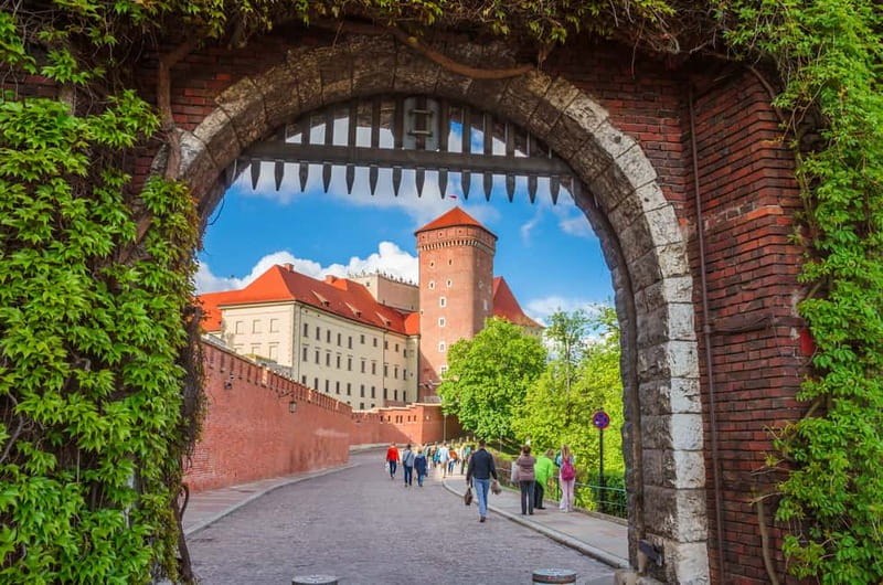 Krakow: Wawel Hill Audioguide Tour - The Main Courtyard and the royal setting