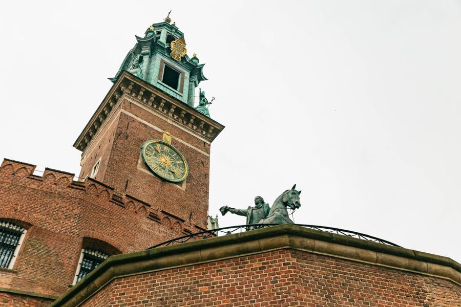 Krakow: Wawel Royal Hill with Optional Castle and Cathedral - Through the Arms Gate and up the hill