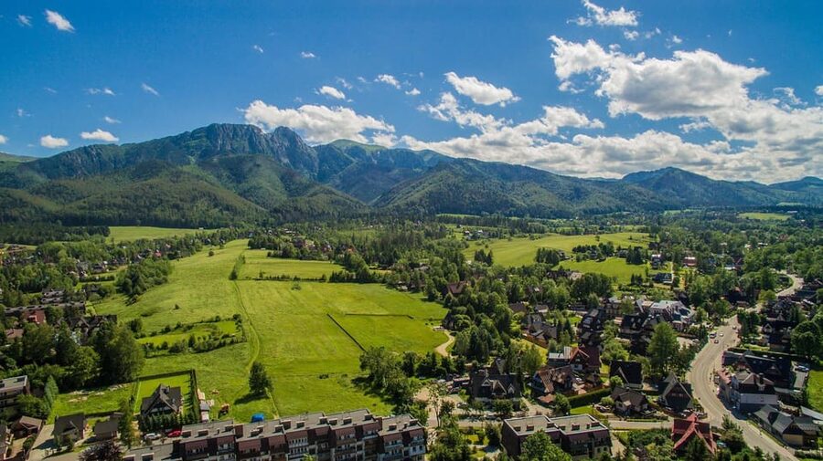 Krakow: Zakopane and Chochołowskie Bath Full Day Trip - The ride south from Krakow