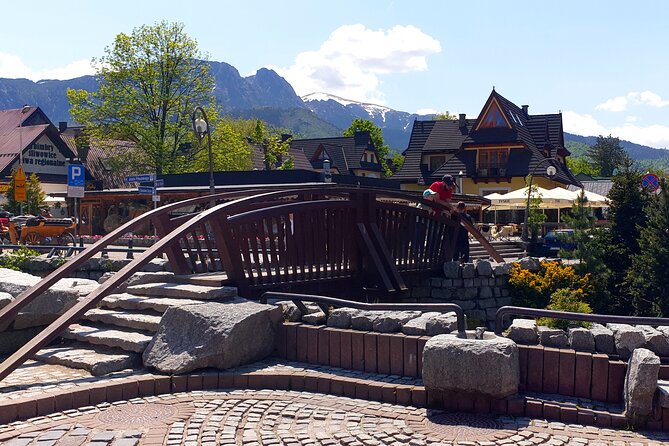 Krakow - Zakopane: Funicular, Cheese and Highland Highlights - Two hours on Krupówki Street