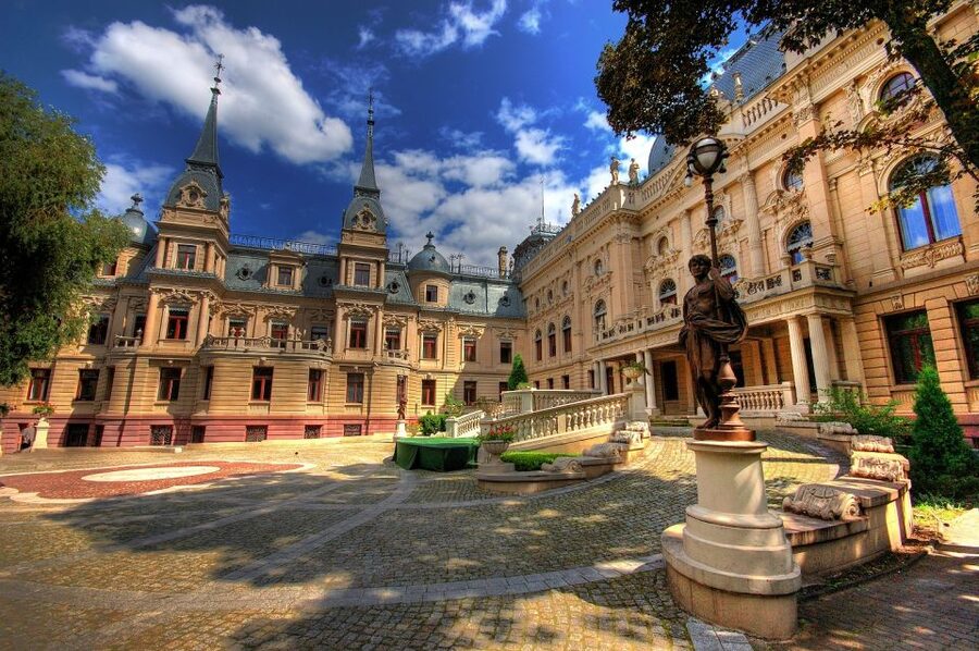 Lodz: Private City Walking Tour - Manufaktura and the Poznanski industrial story