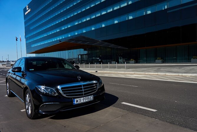 Luxury Warsaw Chopin Airport Transfer by private Limousine - What happens if your flight is late